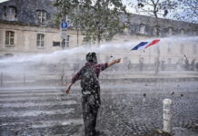 Francia, blitz di manifestanti contro la sede di CNews: vetri danneggiati