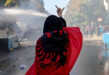 Tirana, scontri: molotov incendiano sede della Banca centrale e Corte suprema