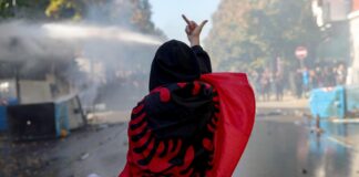 Tirana, scontri: molotov incendiano sede della Banca centrale e Corte suprema