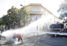 Tirana, scontri: molotov contro la Banca centrale d’Albania e la Corte Suprema