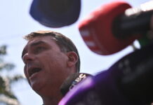 Brasile: Flávio Bolsonaro promette aumenti reali del salario minimo e rifiuta la scala 6×1