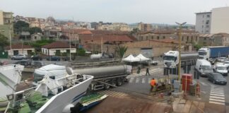 Calabria-Sicilia: traghetti regolari nonostante protesta dei Tir; autocisterne bloccate a Messina