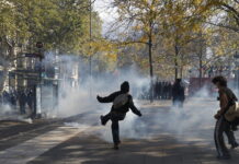 Parigi: violenti scontri con la polizia durante corteo, auto incendiata
