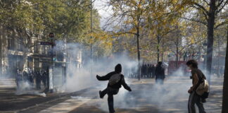 Parigi: violenti scontri con la polizia durante corteo, auto incendiata