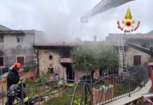 Moruri, incendio: alloggio di corte completamente distrutto, due inquilini feriti