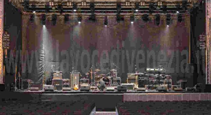 Palco-con-gli-strumenti-tutto-pronto-per-il-concerto-rock-2.jpg