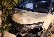 Macerata Campania, evita un’auto e si schianta contro un palo: Citroën semi-distrutta