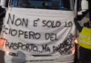 Tir fermi, distributori a secco e alimentari a rischio: la protesta che può bloccare il Sud Italia Protesta autotrasportatori contro il caro gasolio, camion con striscione durante la mobilitazione