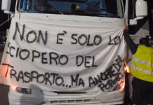 Tir fermi, distributori a secco e alimentari a rischio: la protesta che può bloccare il Sud Italia Protesta autotrasportatori contro il caro gasolio, camion con striscione durante la mobilitazione