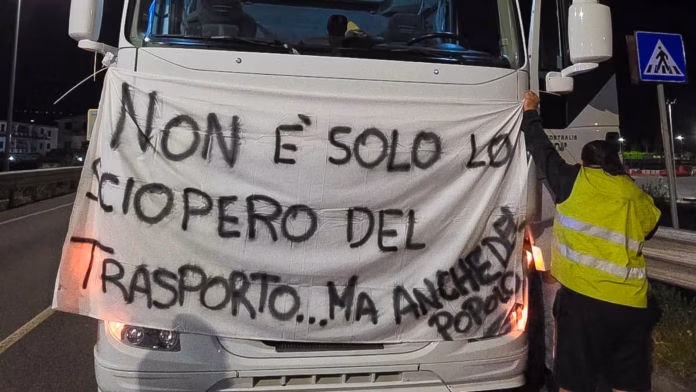 Protesta autotrasportatori contro il caro gasolio, camion con striscione durante la mobilitazione