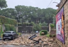 Caserta: crolla il muro del Tennis Club in via Laviano, auto intrappolata ma senza feriti
