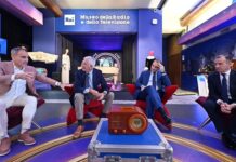 Torino: Renzo Arbore dona al Museo Rai la sua prima radio, una Fada Model 1000