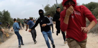 Taybeh, Cisgiordania: coloni aggrediscono diplomatici europei, auto belga danneggiata