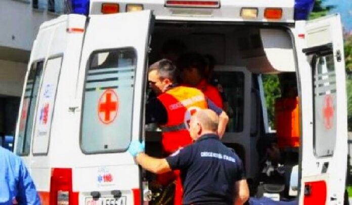 ambulanza-118-e-soccorsi-operatori.jpg