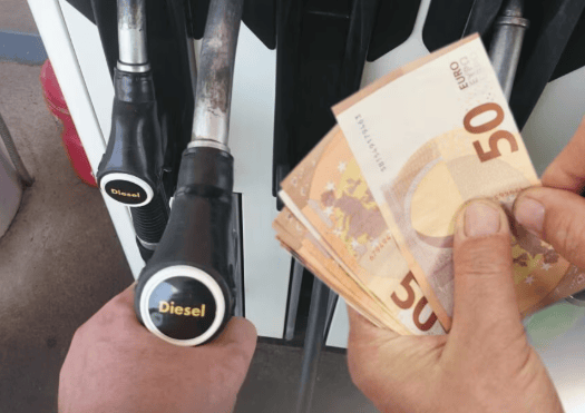 aversa-truffa-pompa-benzina-denuncia-carburante-diesel-benzina-carabinieri-soldi-falsi.png