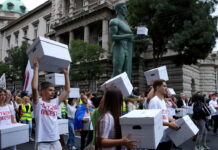 Serbia: ultimi sondaggi, testa a testa tra Vučić e la Lista Studentesca; senza maggioranza