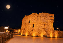 Bardineto, la Croce Verde illumina di arancione il Castello dei Marchesi del Carretto