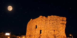 Bardineto, la Croce Verde illumina di arancione il Castello dei Marchesi del Carretto