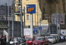 Napoli: code alle pompe per il blocco autotrasportatori, allarme trasporti sanitari