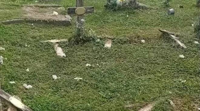 cimitero-carpenedolo-croci-legno-distrutte-635893.660x368.jpg