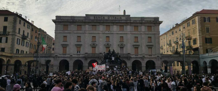 foto_stefano_milano_savona_manifestazione_studenti_piazza_mameli_16_ottobre_01.jpeg