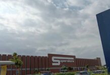 Curno, al parcheggio dell’Esselunga un uomo chiede aiuto e le rubano la borsa