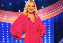 Simona Ventura torna dalla Gialappa’s Band dopo 32 anni e sfoggia un abito fucsia