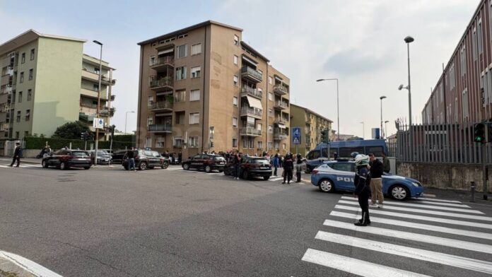 manifestanti-questura-843222.jpg
