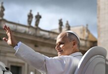 Piazza San Pietro, Papa Leone XIV in papamobile otto giorni dopo l’intervento