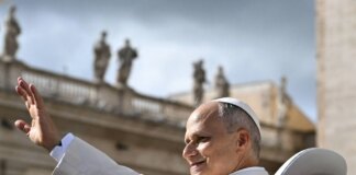 Piazza San Pietro, Papa Leone XIV in papamobile otto giorni dopo l’intervento