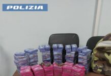 Ostia, due auto parcheggiate nascondevano un tesoro di droga: scoperto il trucco dei vani segreti, arrestato 39enne