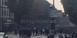 Bergamo, studenti in piazza contro la guerra e i tagli: tensioni nel corteo